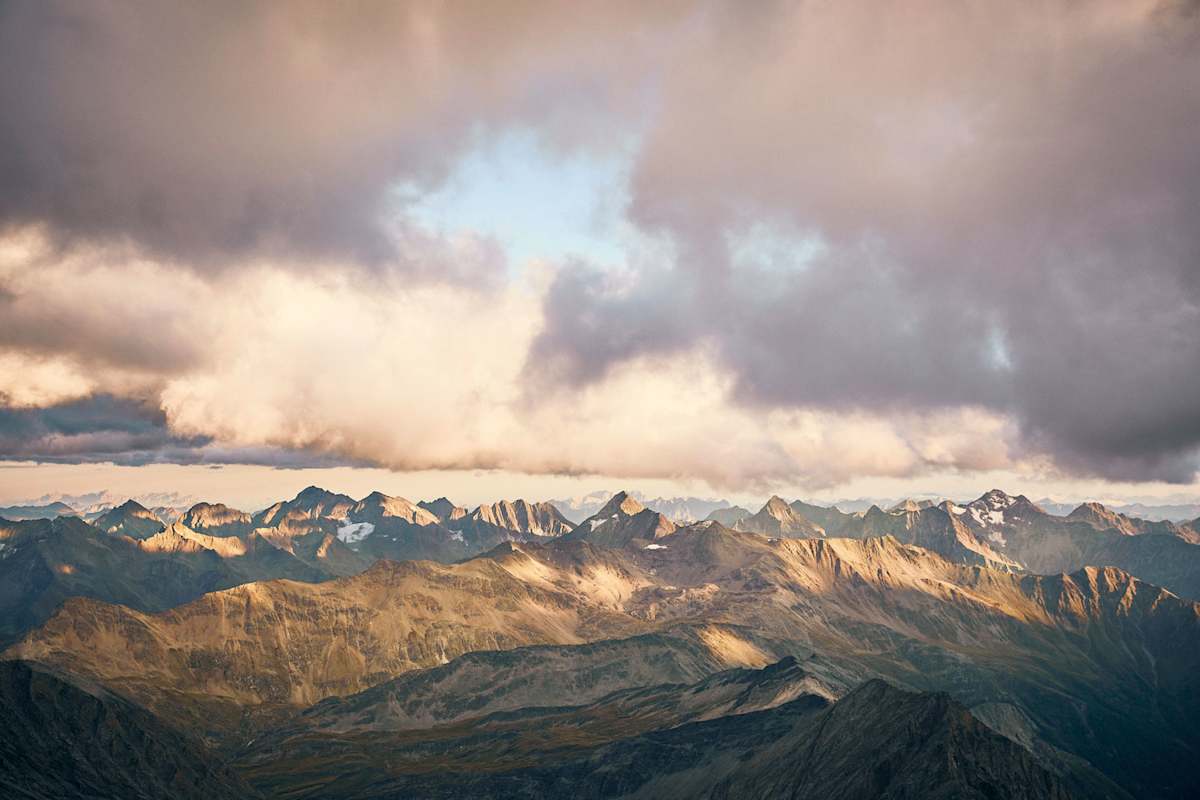 Sonnenuntergang bei der Erzherzog-Johann- Hütte (3.454 m), dem höchsten Stützpunkt der Ostalpen. Das Panorama reicht bis in die Julischen Alpen.