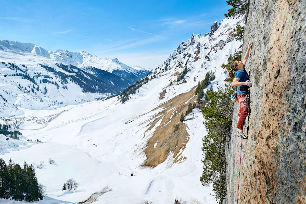 Barbara Zangerl beim Klettern im verschneiten Vorarlbert, konkret: an der Wand am Flexenpass