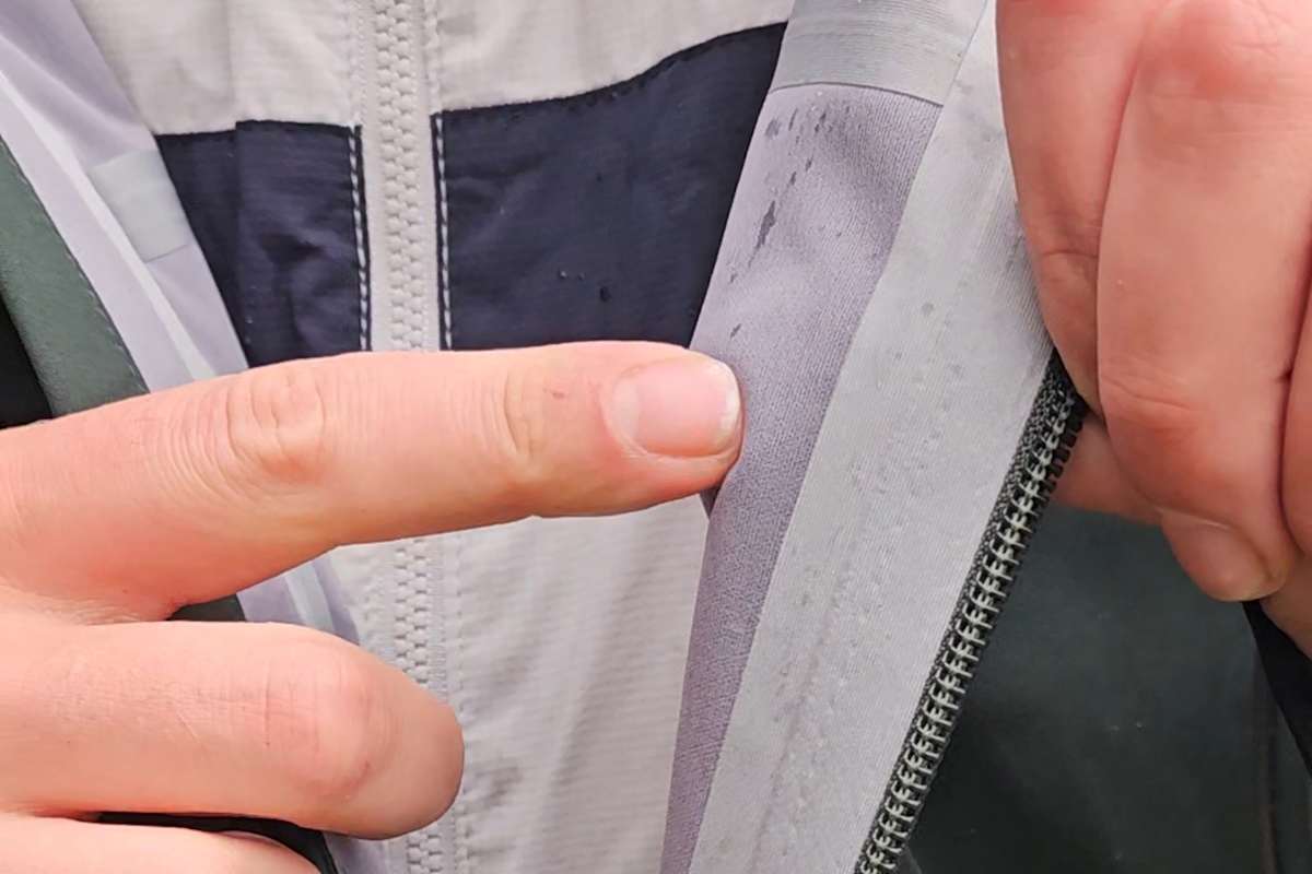 Wie dicht ist eine Regenjacke oder Outdoorjacke? Wassersäule und Kategorien