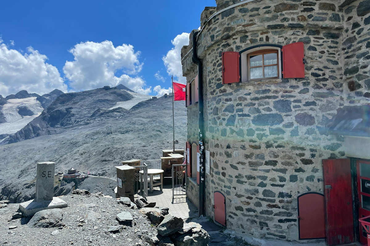 Die Rifugio Garibaldi steht quasi am Gipfel der Dreisprachenspitze und ist ab dem Stilfser Joch schnell und einfach zu erreichen.