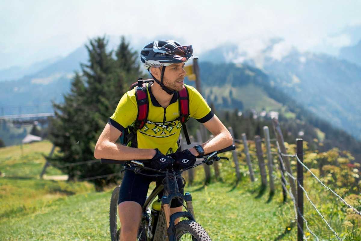 Ein Mountainbiker in voller Montur.