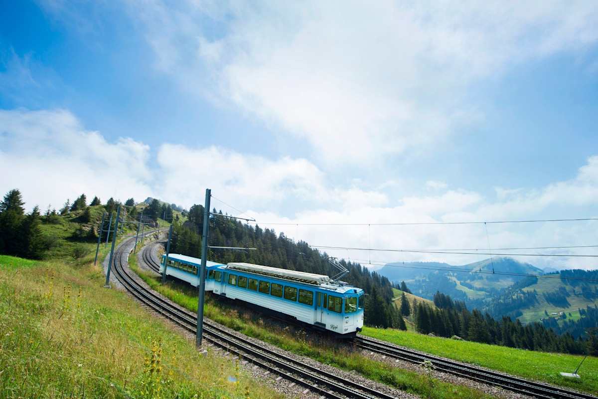 Ein Zug durchquert die Landschaft.