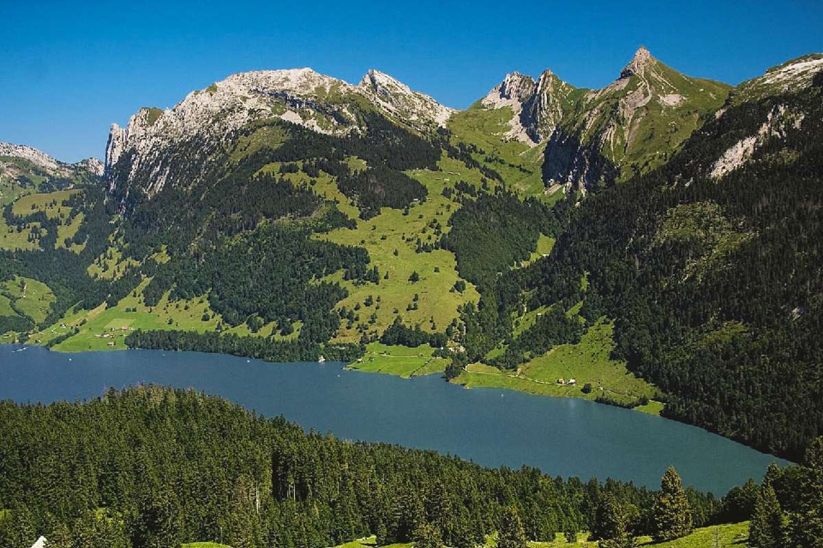 Blick auf den Rossalpelispitz in den Schwyzer Alpen