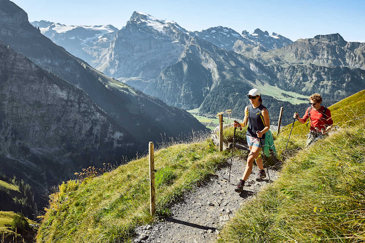 Zwei Wanderer am Weg zur Hütte.