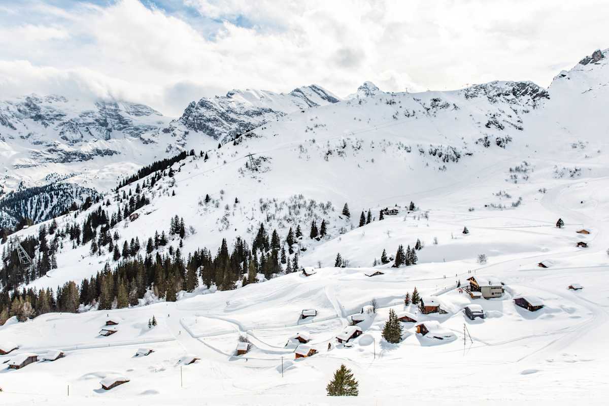 Verschneite Berghütten mit wunderbarem Panorama.