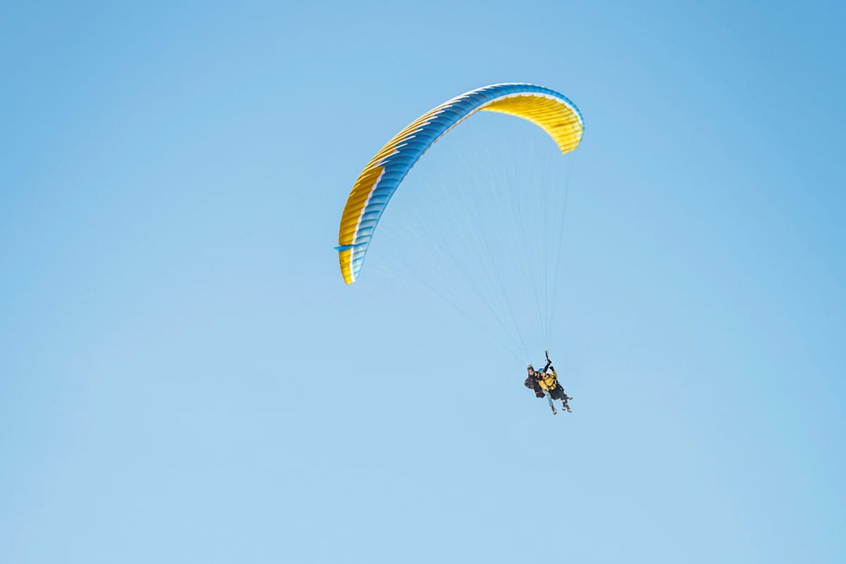 Ein Paragleiter in luftiger Höhe.