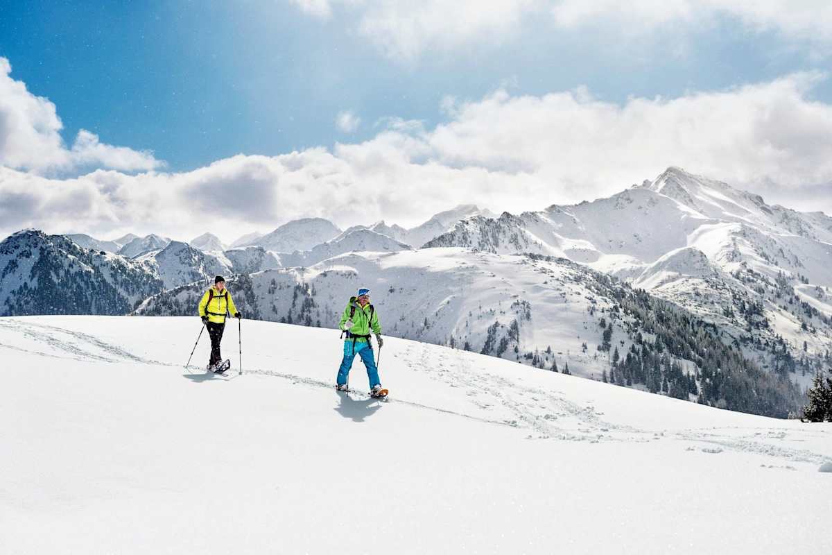 Schneeschuhwandern am Plateau im winterlichen Paradies