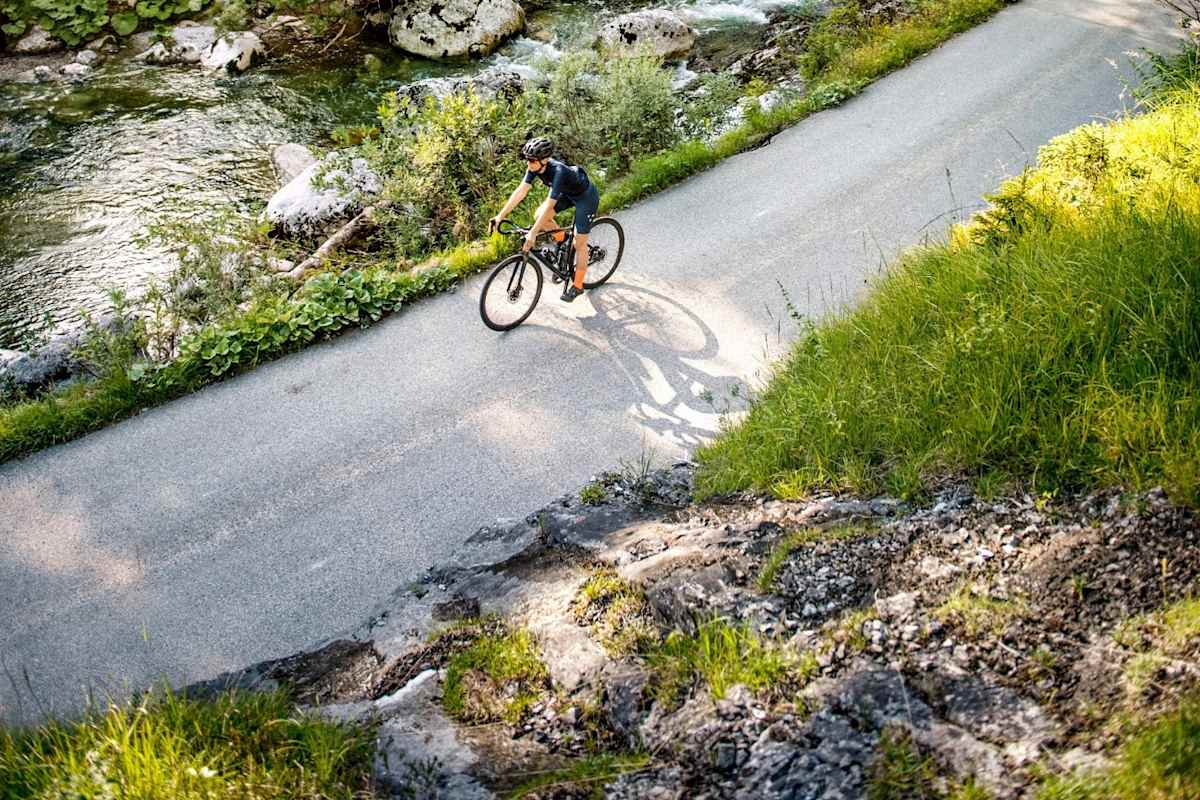 Ein Radfahrer fährt entlang eines Flusses.