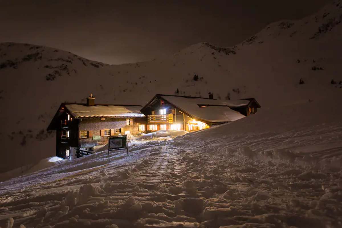 Schwarzwasserhütte bei Nacht im Winter