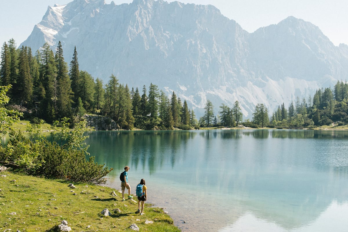 Das Zugspitzmassiv spiegelt sich am Seebensee, die Coburgerhütte liegt 250 Meter über dem See.