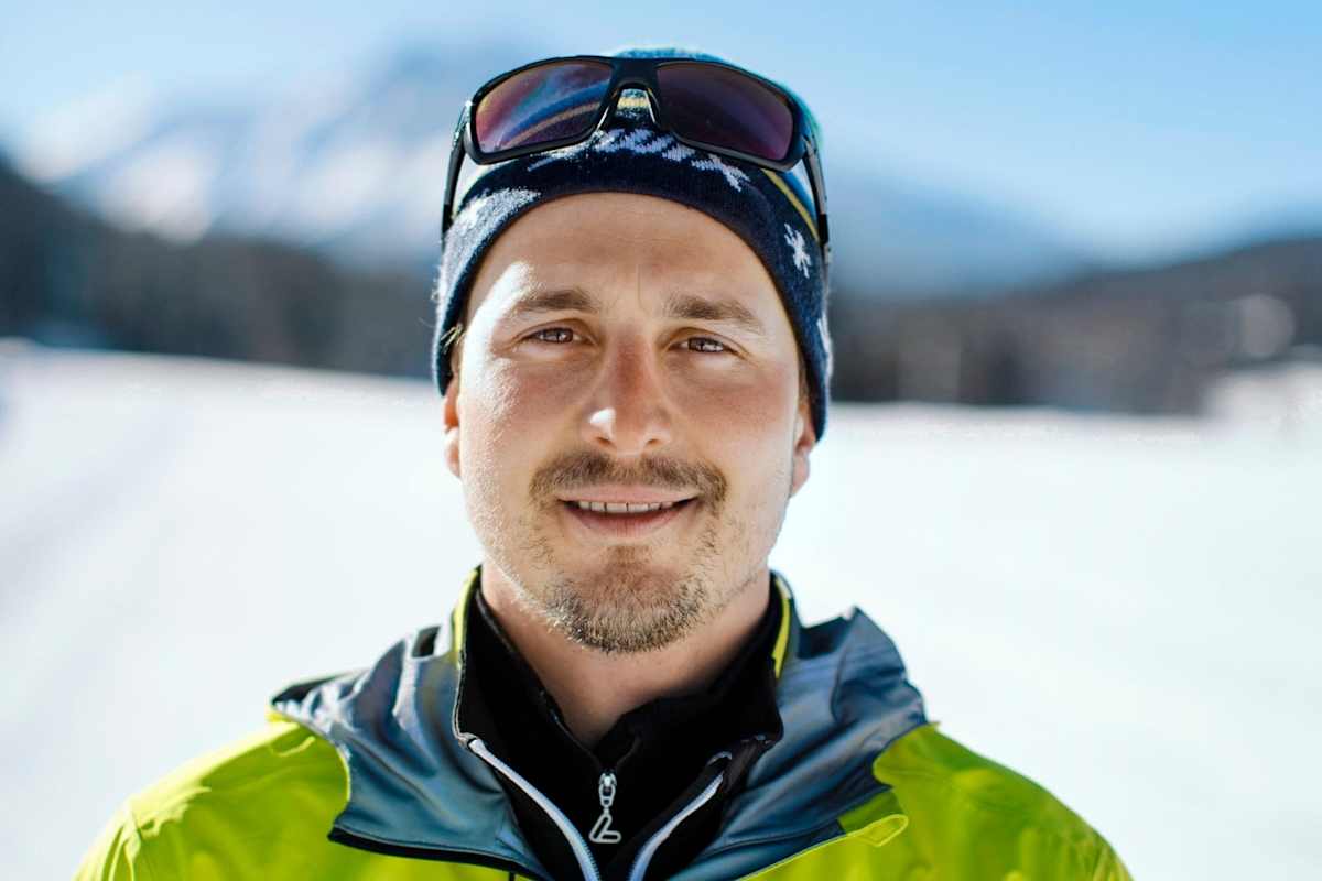 Ein Langlauf-Trainer in voller Ausrüstung.