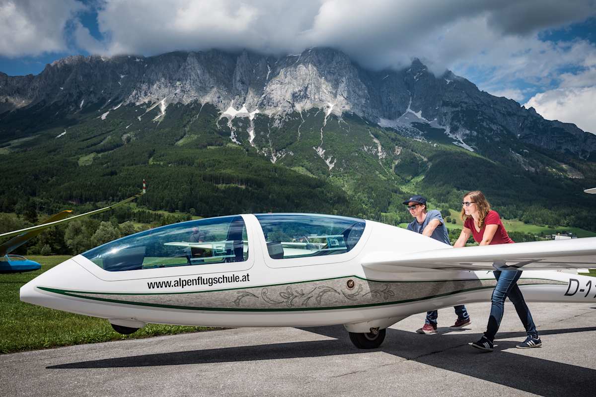 Zwei Piloten mit ihrem Flugzeug.