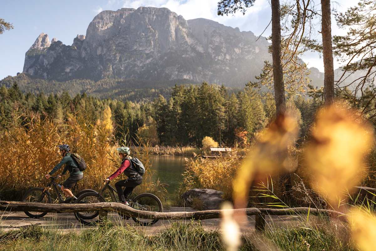 Biker erleben im Herbst rund um die Seiser Alm ein buntes Trailfeuerwerk.