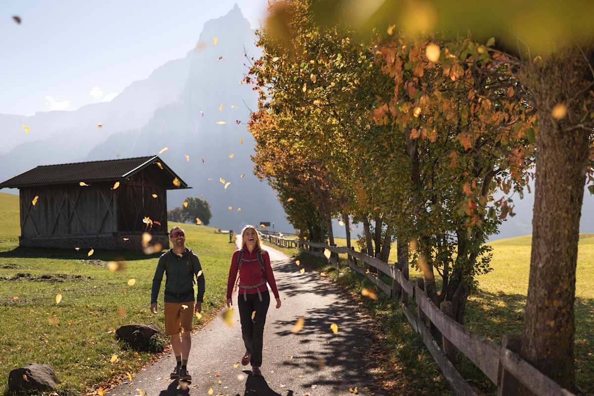Beim Wandern zeigt sich die Dolomitenregion Seiser Alm von ihrer buntesten Seite.