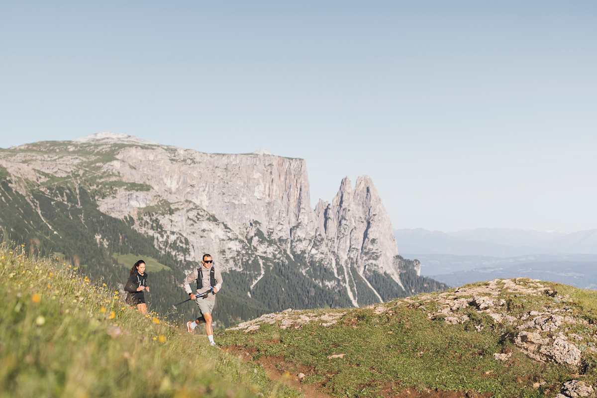Dank milder Temperaturen bietet die Seiser Alm auch im Herbst ideale Bedingungen fürs Trailrunning.
