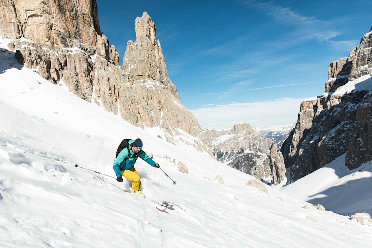 Schauen Steine aus dem Schnee, ist besondere Vorsicht geboten
