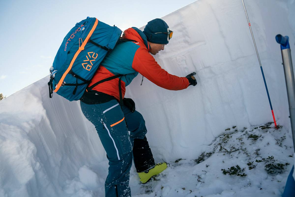Im Querschnitt lassen sich die einzelnen Schneeschichten gut erkennen