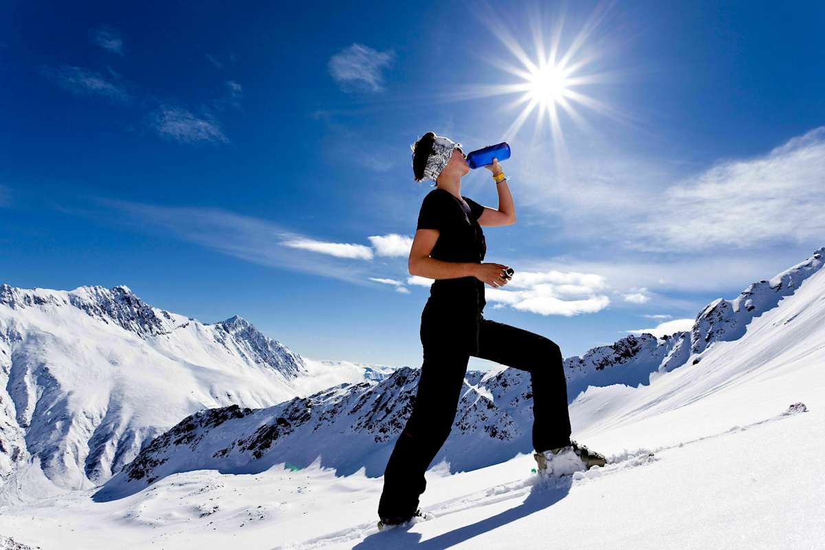 Tourengeherin beim Trinken