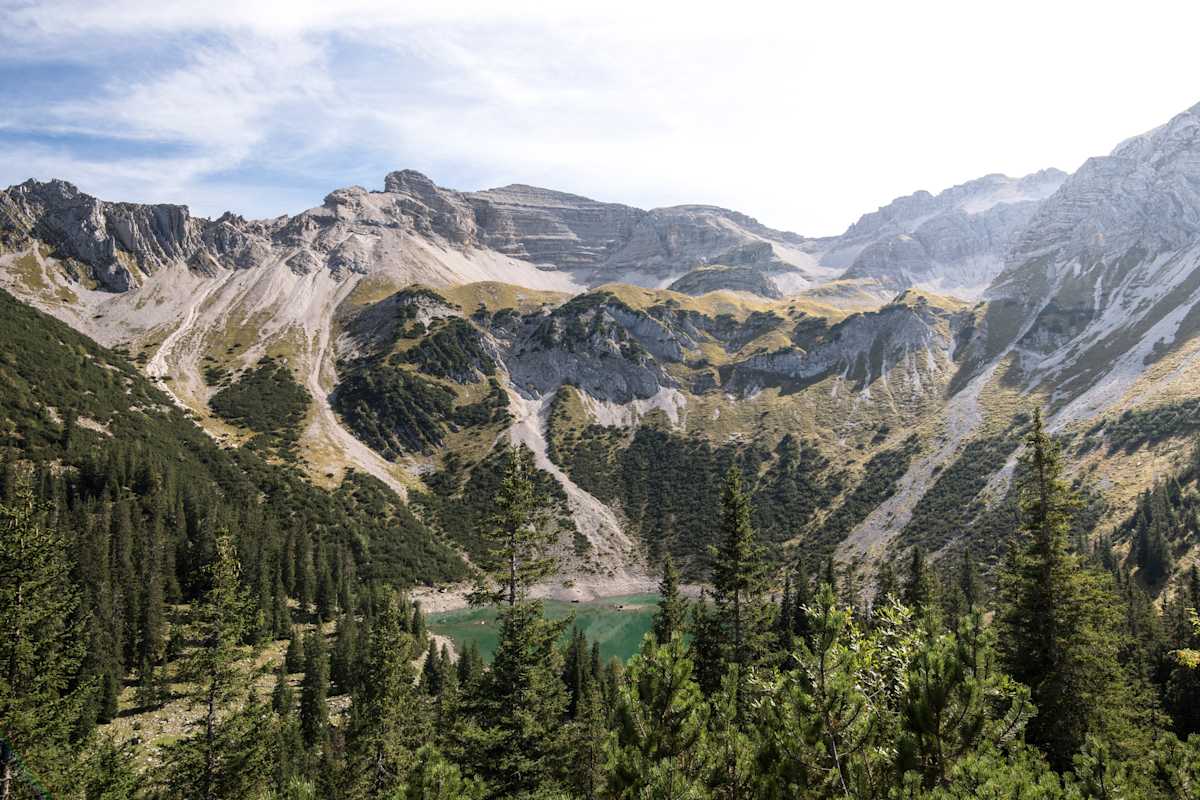 Blick hinunter auf den Soiernsee im Karwendel