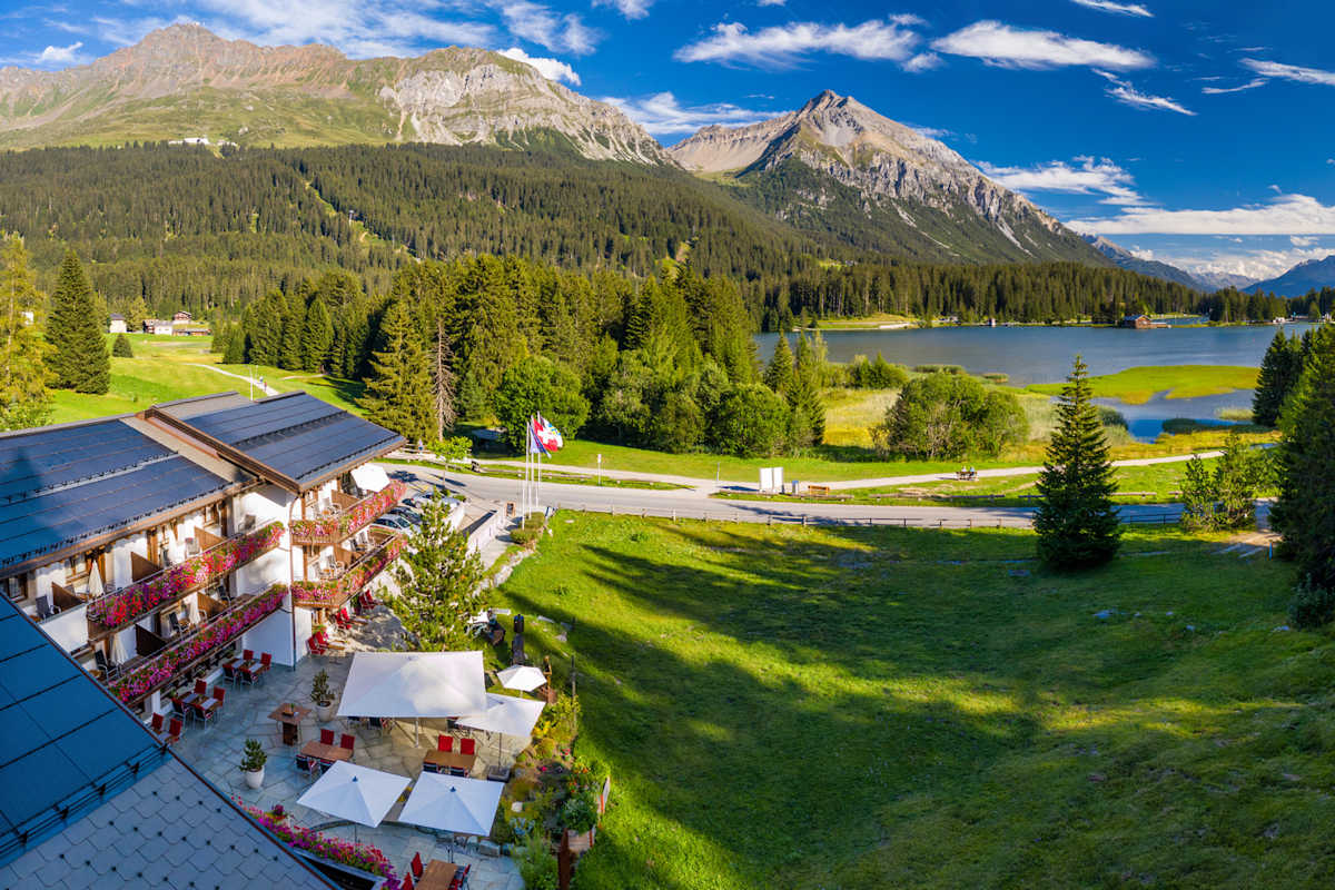 Mit Blick über den Heidsee und die Bündner Bergwelt liegt das Hotel Seehof in idealer Lage für aktive Tage in Lenzerheide.