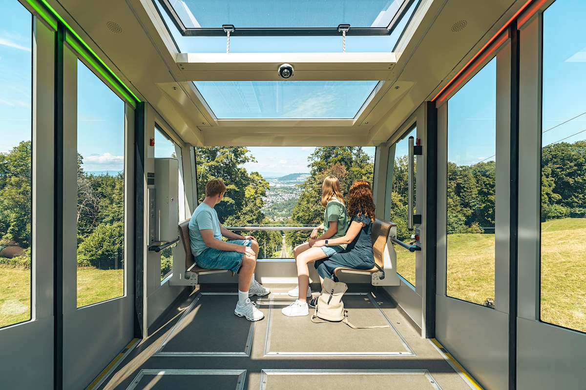 Seit 1899 bringt die Gurtenbahn ihre Gäste hinauf auf den Hausberg auf 840 Meter Seehöhe.