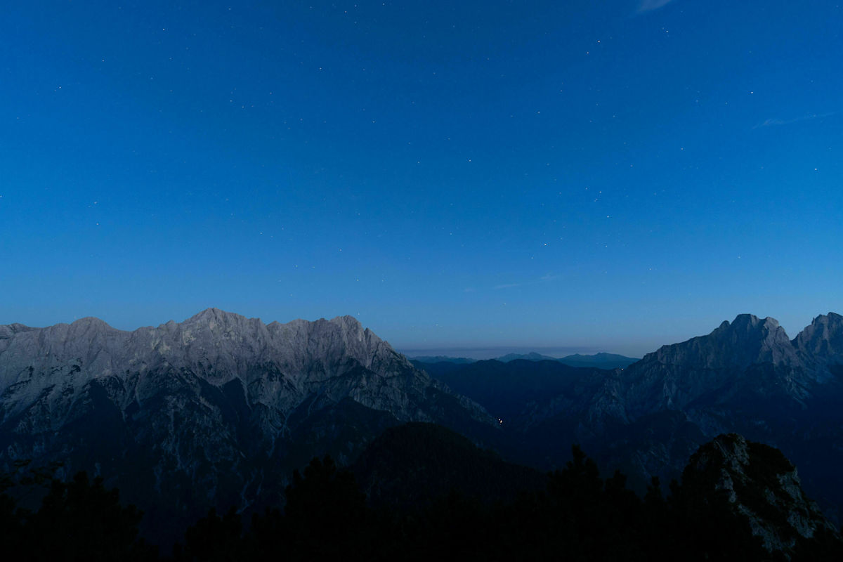 Sterne über der Hochtorgruppe (links) und dem Reichenstein (rechts)