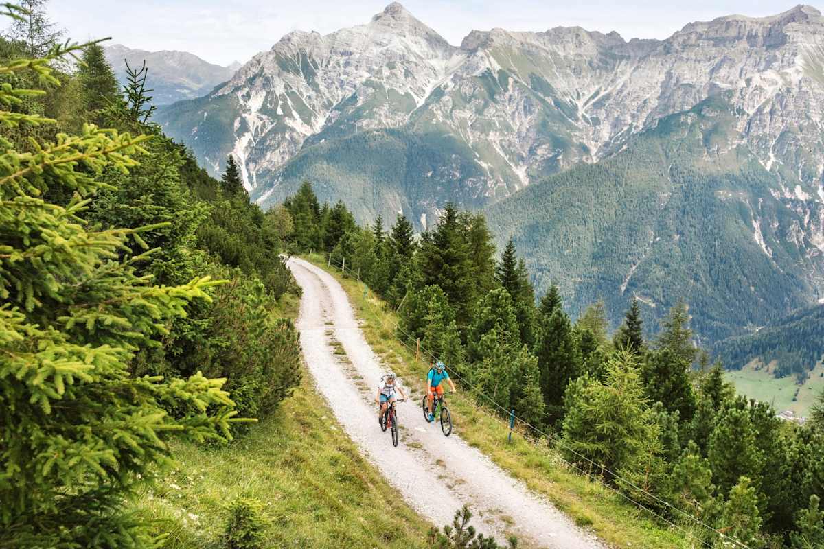 Radfahrer unterwegs auf einem Wiesenweg.