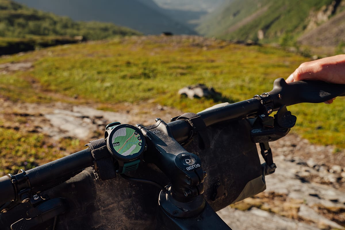 Ein Bike am Trail mit der Suunto Uhr auf der Halterung