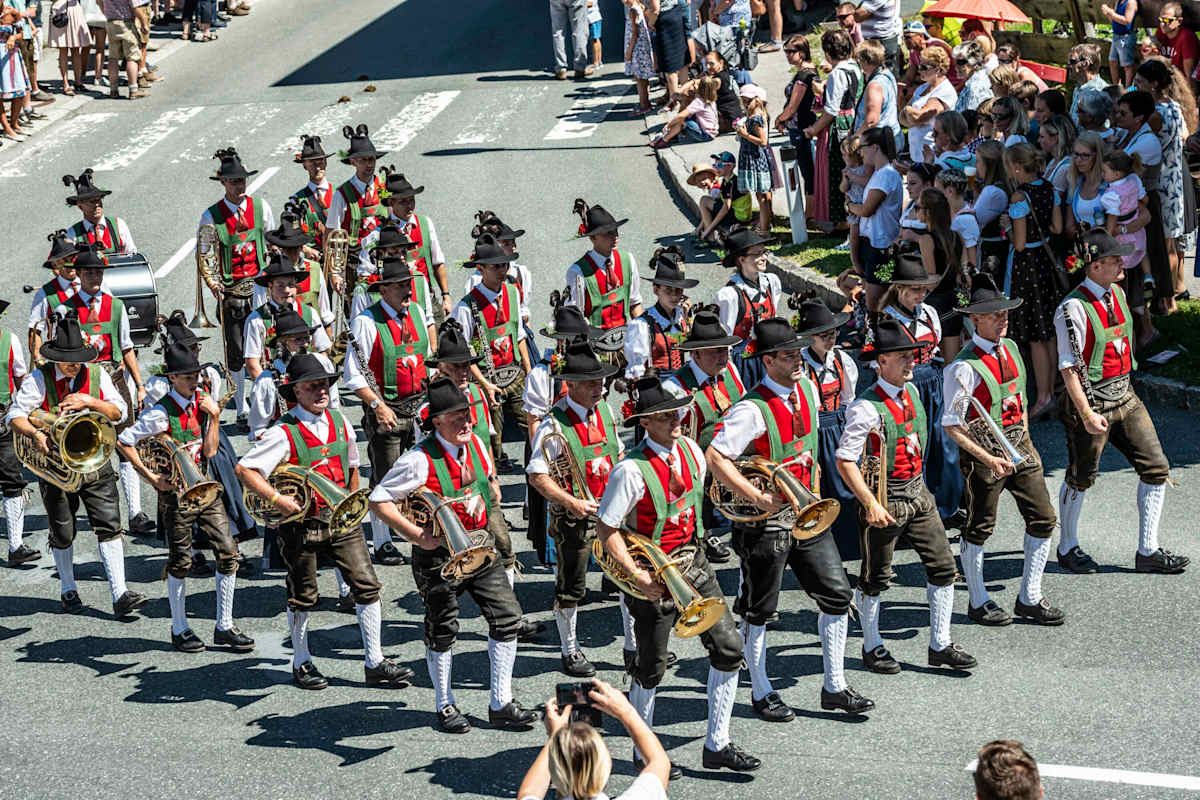 Blasmusikkapelle marschiert in Tracht.