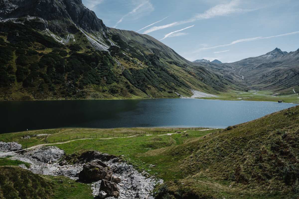 Der Tappenkarsee mit dem Weißgrubenkopf links und dem Tappenkar im Hintergrund