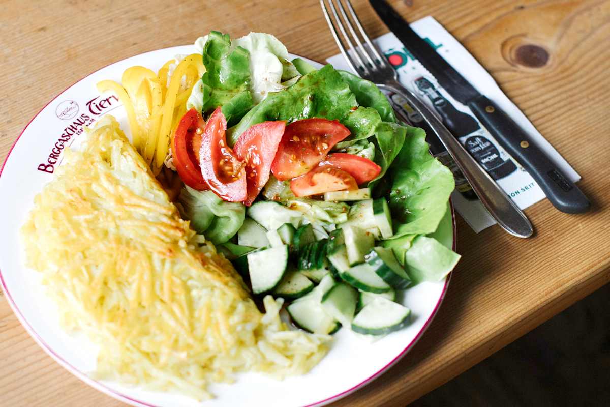 Ein knackiger Salatteller mit Rösti.