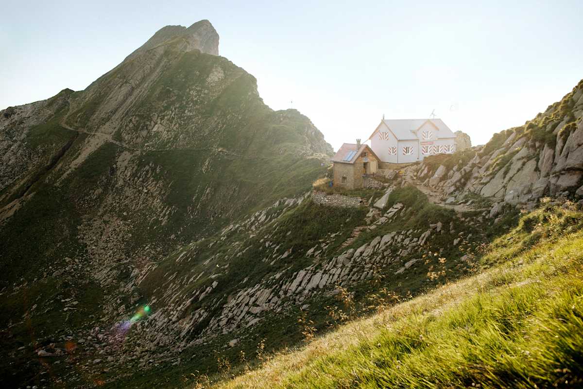 Das Berggasthaus und das Bergpanorama.