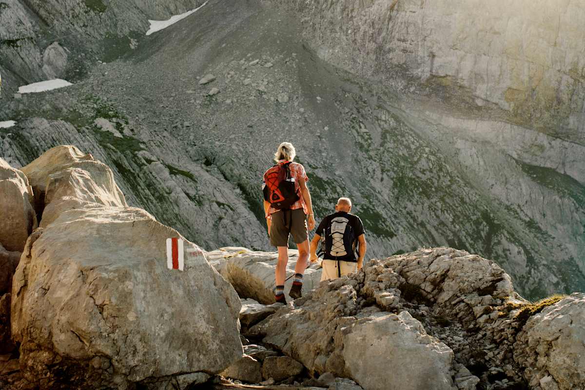 Zwei Wanderer beim Aufstieg.