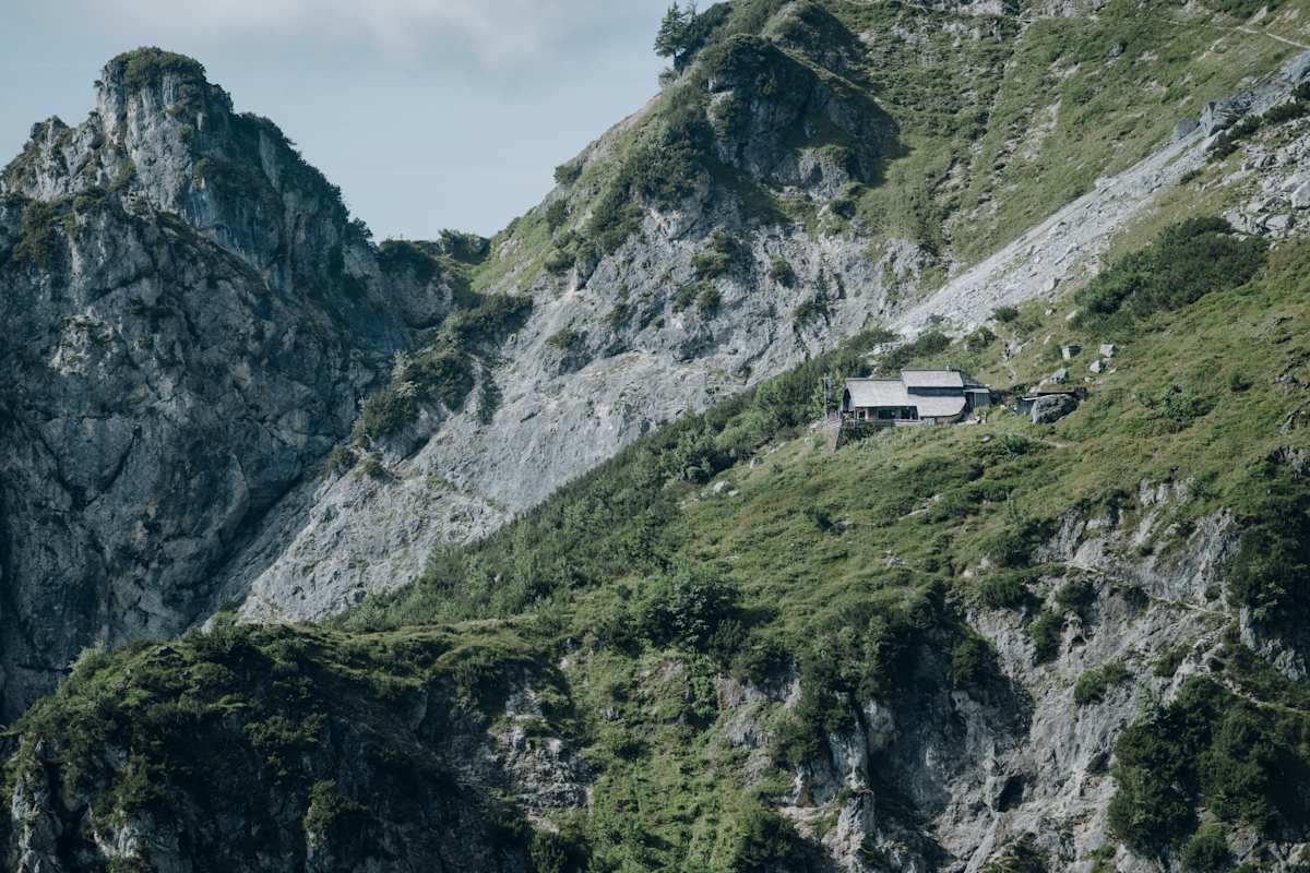 Auf 1.438 Metern lädt die Toni-Lenz-Hütte zur Rast mit spektakulärer Aussicht. Von dort aus ist man in 20 Minuten bei der Schellenberger Eishöhle.