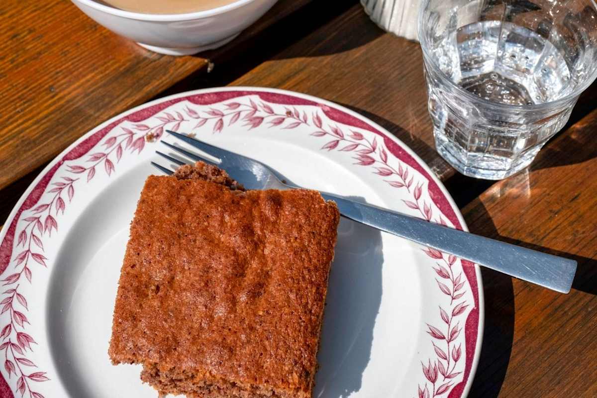 Auf der Hütte gibt es selbstgemachten Kuchen und frischen Kaffee.