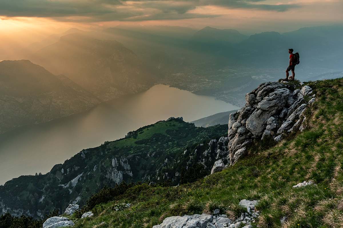 Ein Wanderer hoch über dem Gardasee am Monte Altissimo di Nago.