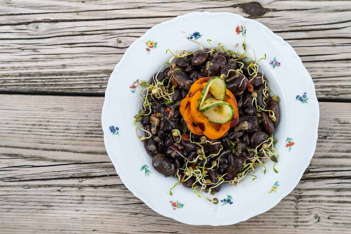 veganer Bohnensalat mit Sprossen auf der Voisthalerhütte