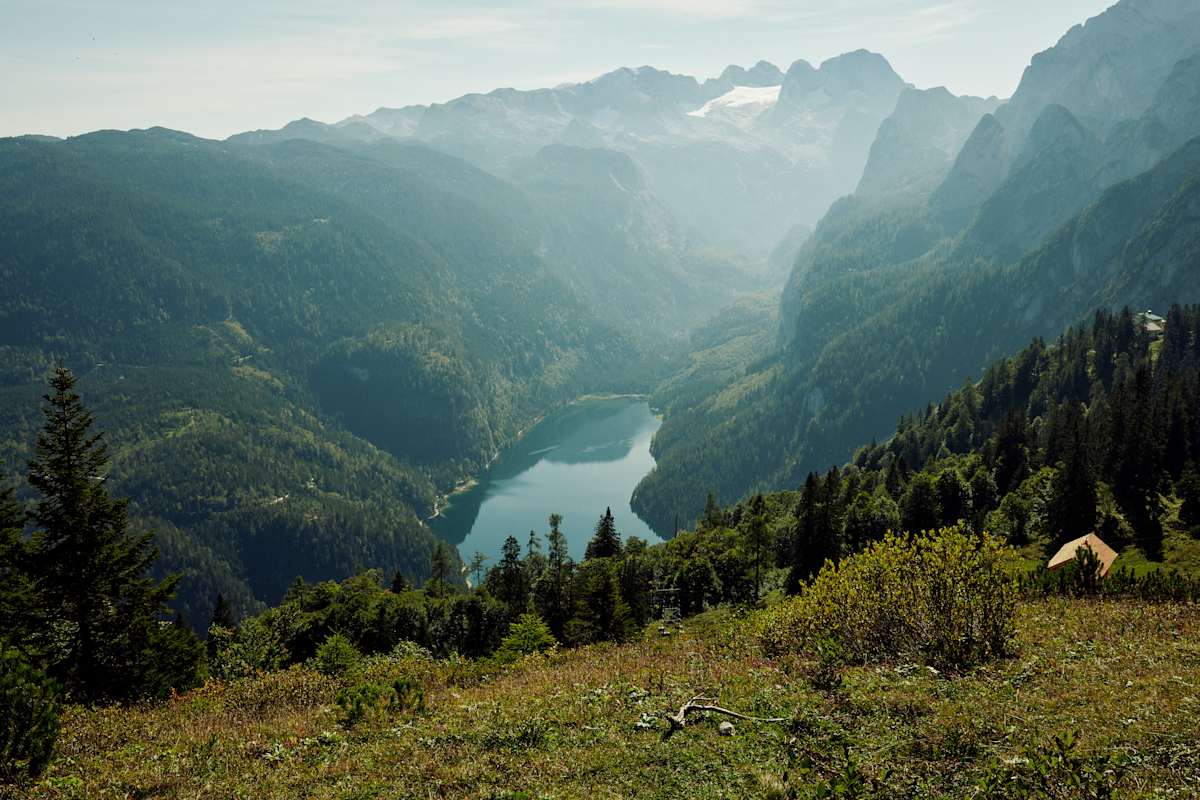 Blick auf den Vorderen Gosausee und das Dachsteinmassiv von der Zwieselalm