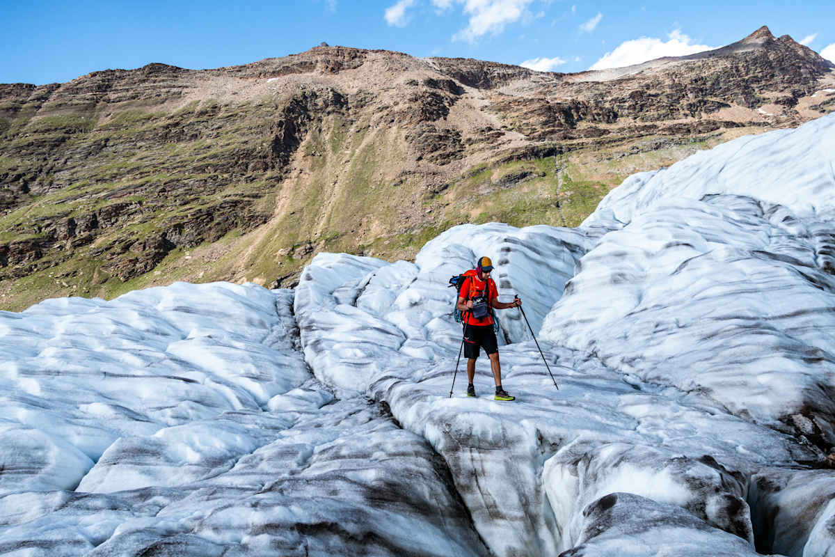 Wanderer auf Gletscher Bergwelten