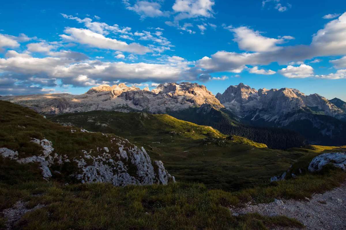 Vom Monte Spinale genießt man herrliche Panoramablicke auf die Brenta-Dolomiten.