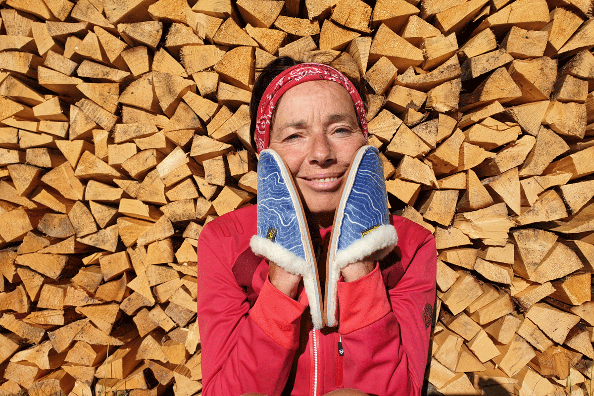 Kuschelig und innovativ: Hüttenpatschen aus upcycling Skifellen von DOGHAMMER.