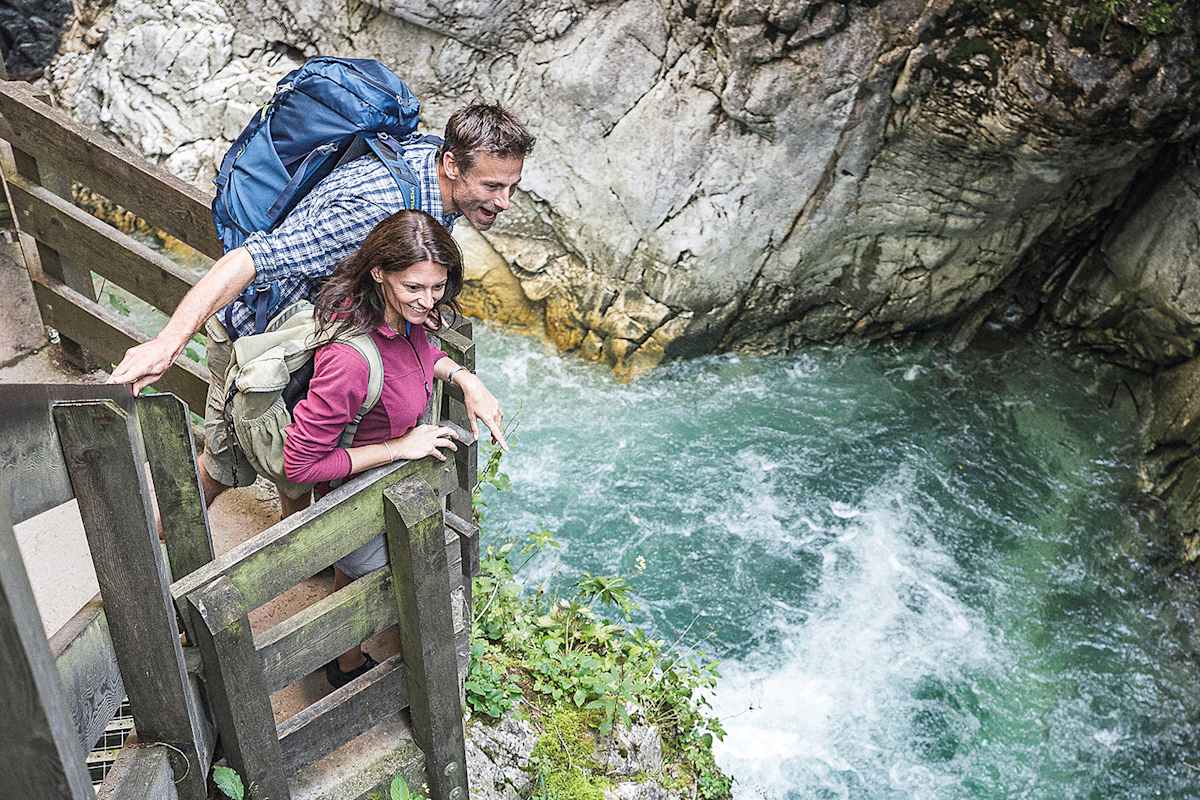 Einzigartige Blickwinkel, das bieten die Aussichtsplattformen in der Region Sterzing-Ratschings-Gossensass. Im Bild die Aussichtsplattform beim Wasserfall „zur Hölle“ im Pflerschtal.
