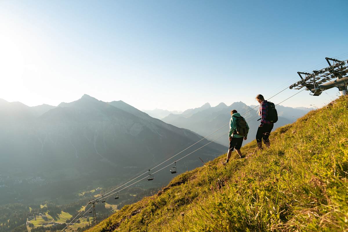 Die Heidbüelbahn bringt Wandernde bequem auf rund 2.000 Meter – so startet die Tour mit grandiosen Ausblicken, bevor der Anstieg zum Stätzerhorn beginnt.