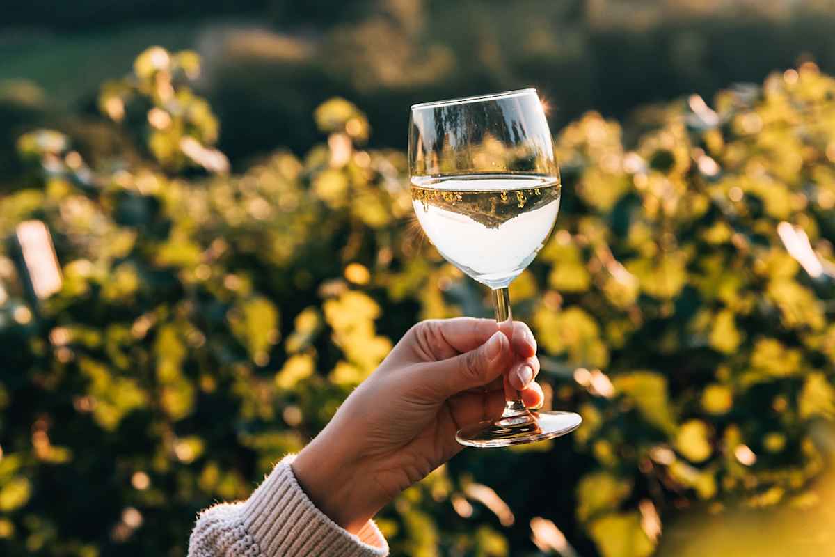 Heurigen und Buschenschenken laden zur Verkostung regionaler Weine ein.