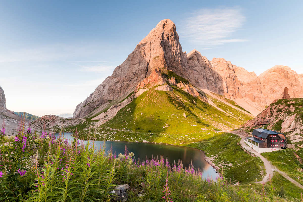 Die Wolayerseehütte am gleichnamigen See am Karnischen Höhenweg.