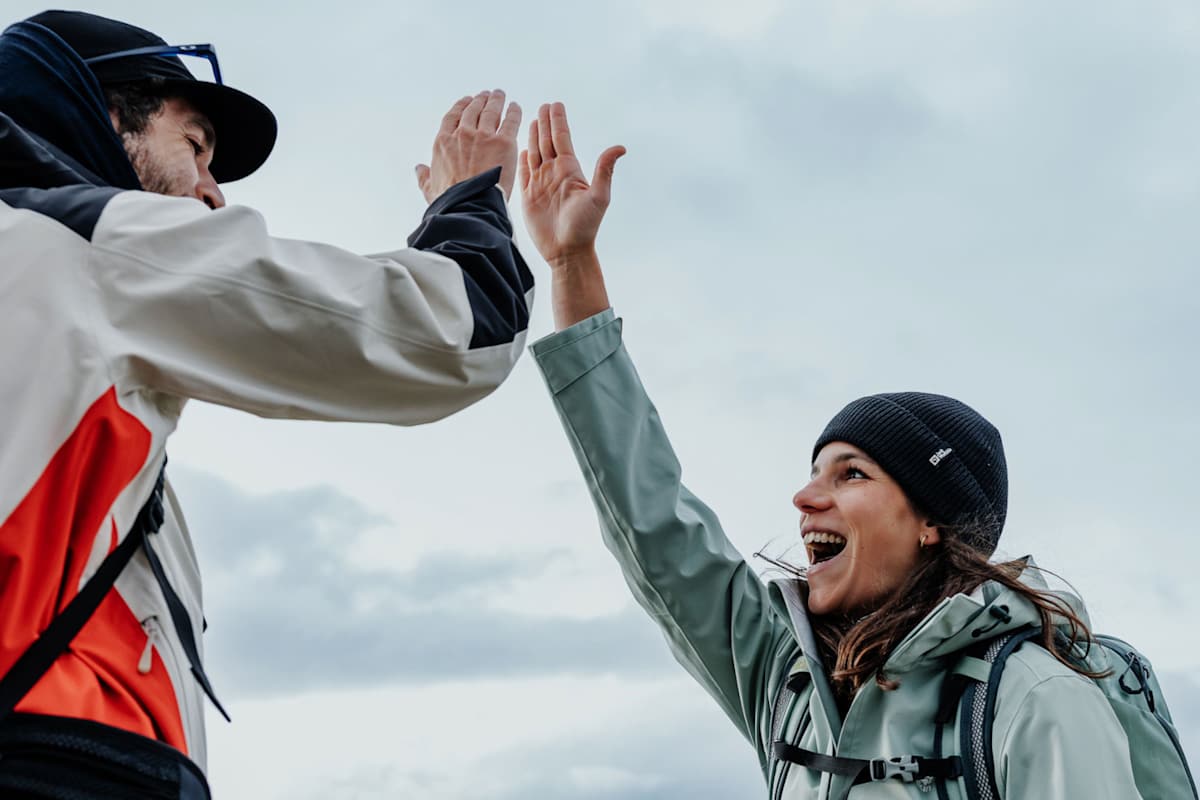 Ein Mann und eine Frau geben sich High-Five.