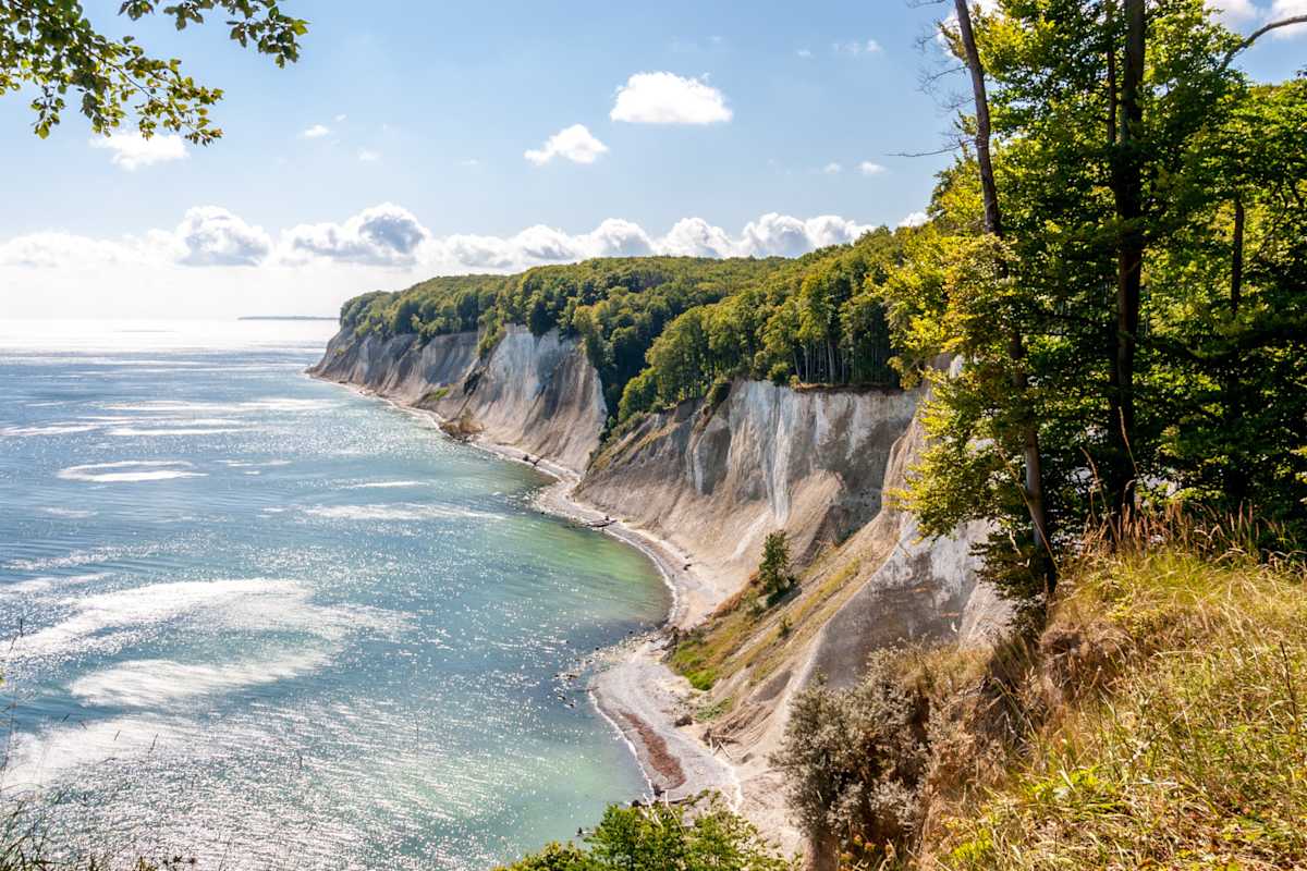 Eine Extra-Etappe auf Rügen führt zu den berühmten Kreidefelsen.