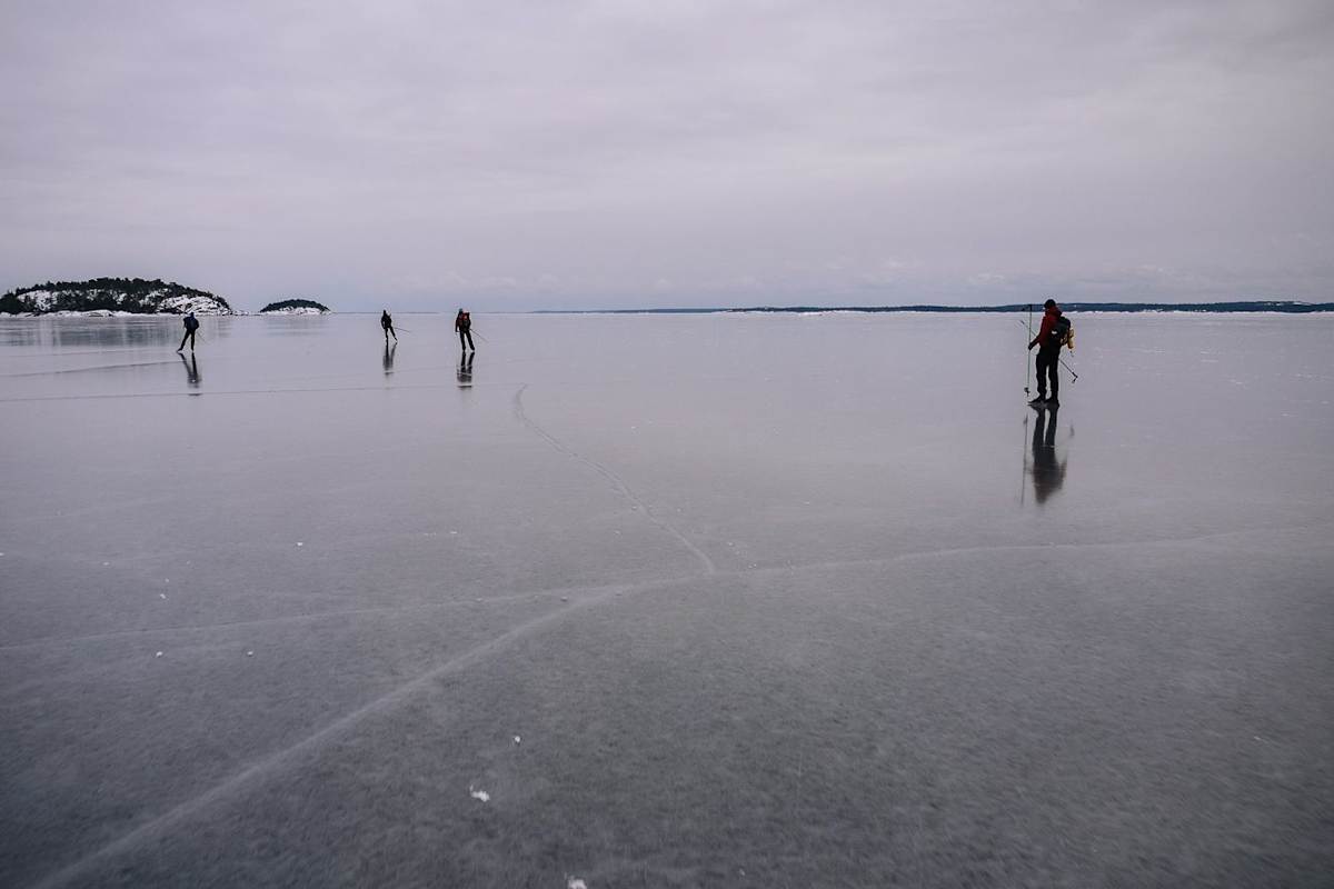 Natureisfläche in Schweden nahe Uppsala mit Eisläufern