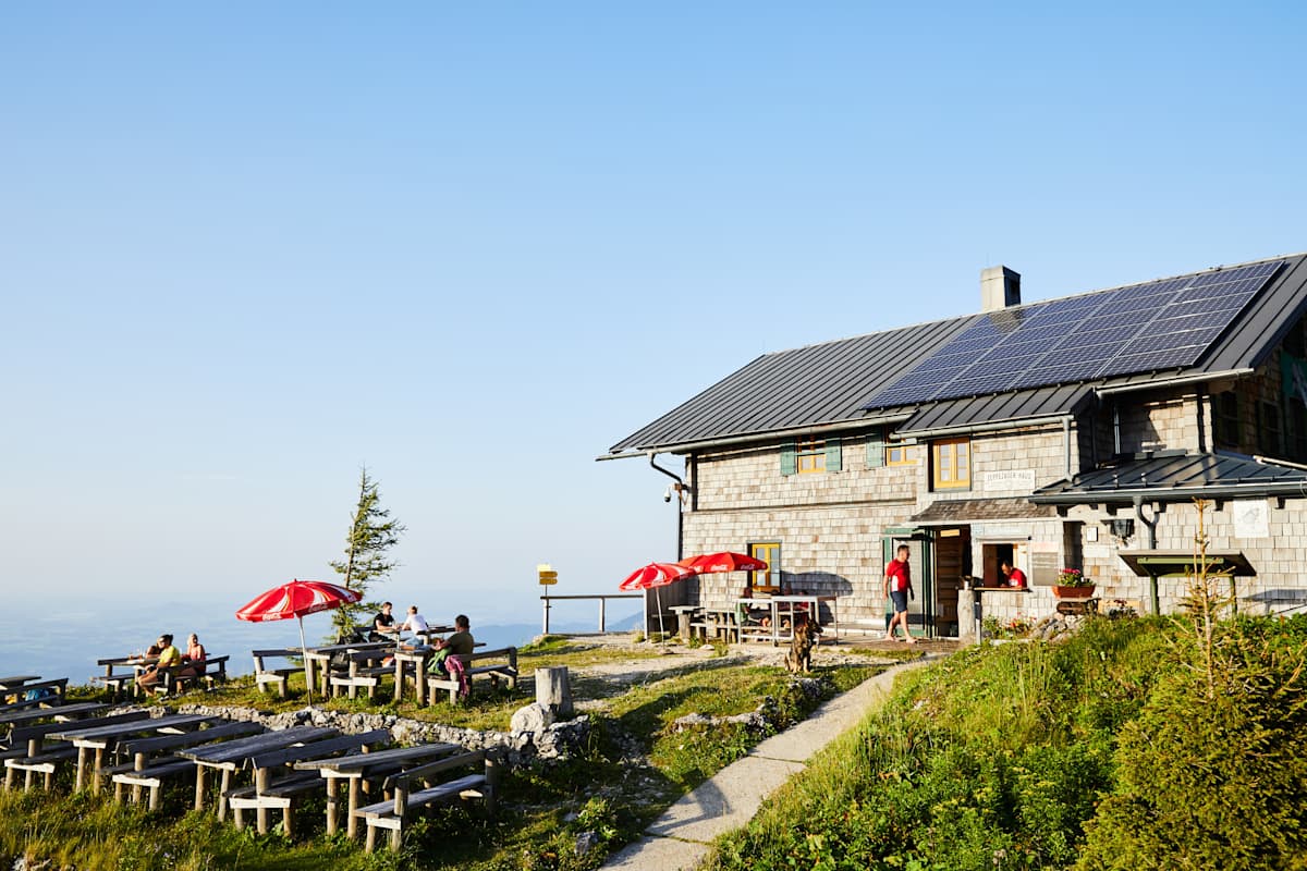 Wenige Gehminuten von der Bergstation der Untersbergbahn liegt das Zeppezauerhaus.