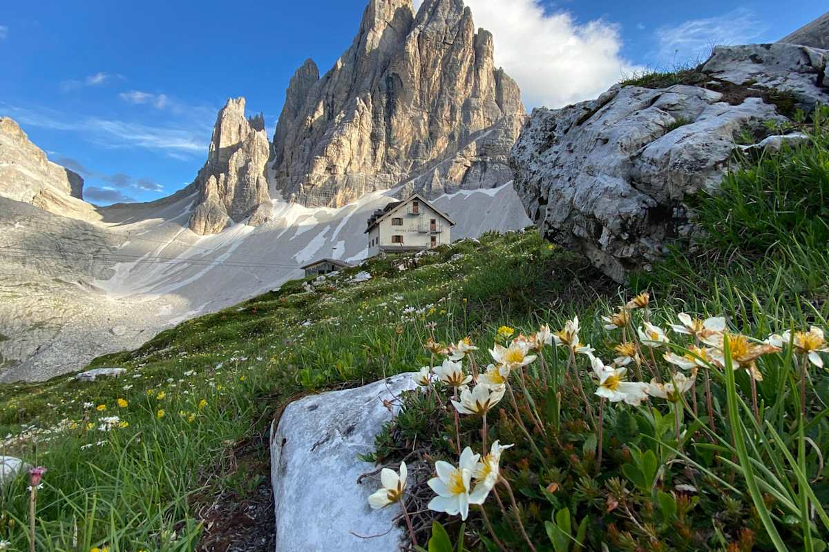 Am Fuße des Zwölferkofels liegt die Zsimondyhütte